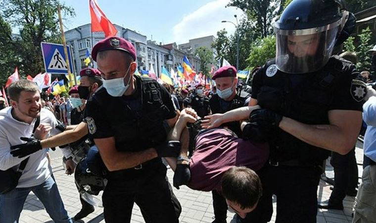 Ukrayna'da Devlet Başkanlığı önünde kavga: 15 gözaltı