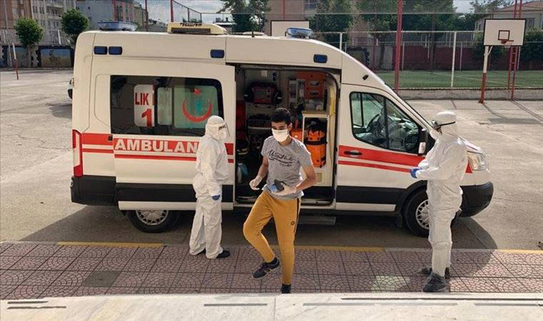 Covid-19 tedavisi gören öğrenciler sınav salonuna ambulanslarla gitti