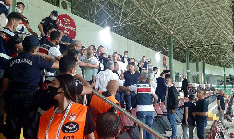 Tribünde "Seni Bakan abime söylerim" kavgası!