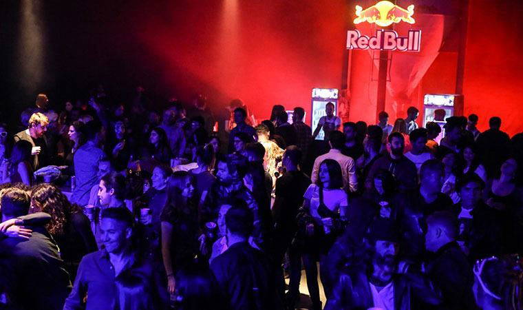 Death by Audio bir depoyu müzik fabrikasına dönüştürdü