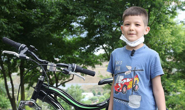 Parkı temizleyen babasına yardım eden İsmail’e İBB’den bisiklet