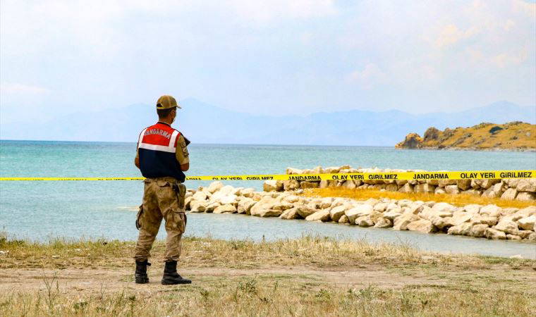 Van Gölü'nde bir teknenin kaybolduğu ihbarı üzerine başlatılan arama çalışması sürüyor