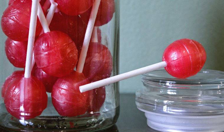 Madagaskar'da öğrencilere 2 milyon dolarlık lolipop siparişi veren bakan kovuldu