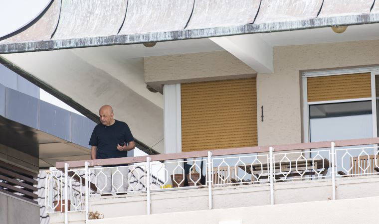 Enis Berberoğlu evinin balkonunda görüntülendi