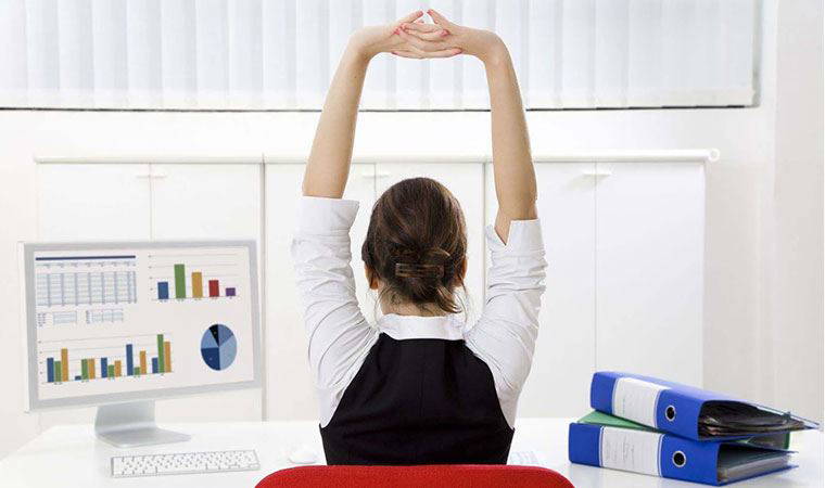 Ofislerde omurgamıza 60 kilo yük biniyor: Uzmanından iş yeri yogası