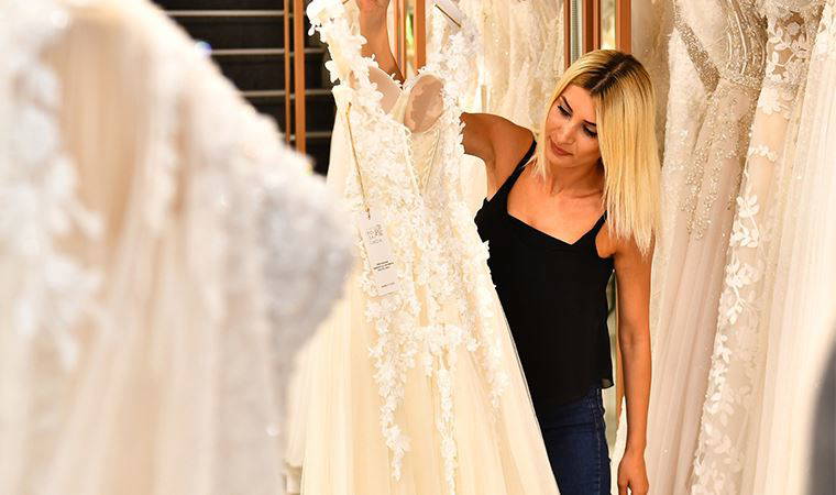 İzmir esnafı “Biz Varız” kampanyasına gelinlik ve nişan kıyafeti bağışladı