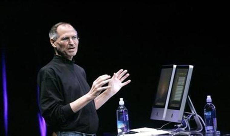 Steve Jobs insanları etkilemek için beden dilini nasıl kullanıyordu?