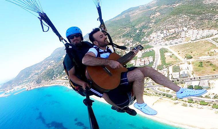 800 metre yükseklikte gitar çalıp şarkı söyledi