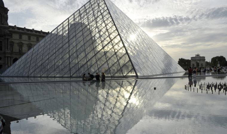 Louvre Müzesi yeniden ziyarete açıldı