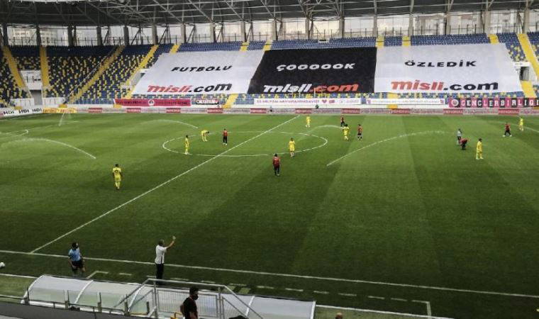 Maç oynanırken futbolcuları şaşırtan olay!