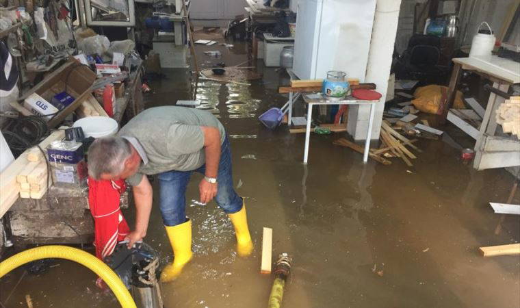 Samsun'da şiddetli yağış su baskınlarına yol açtı:   Bölgede yağış devam ediyor