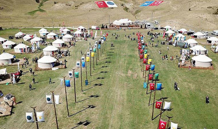 Zafer Bayramı etkinlikleri yasaklanırken, Okçular Vakfı’nın Malazgirt kutlaması başladı