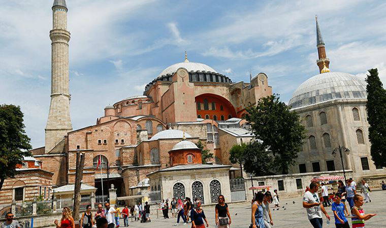 3 kişi ellerindeki beyaz poşetle içeriye sokmak istedikleri materyallerle yakalandı