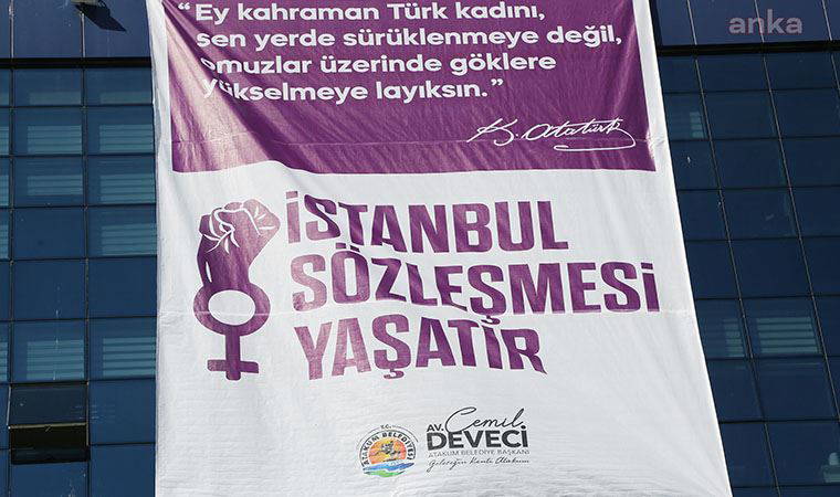 Atakum Belediyesi çalışanları  75 metrekarelik pankart asarak İstanbul Sözleşmesi'ne destek verdi