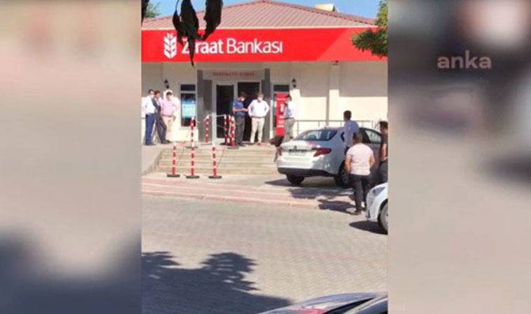 Korku dolu anlar! Ziraat Bankası önünde kendisini yaktı