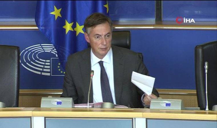 Alman vekil Avrupa Parlamentosu'ndaki Türk ve AB bayraklarının kaldırılmasını istedi