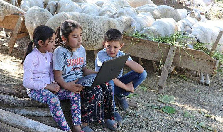 Uzaktan eğitime katılamayan yayladaki çocuklara öğretmenleri bilgisayar aldı