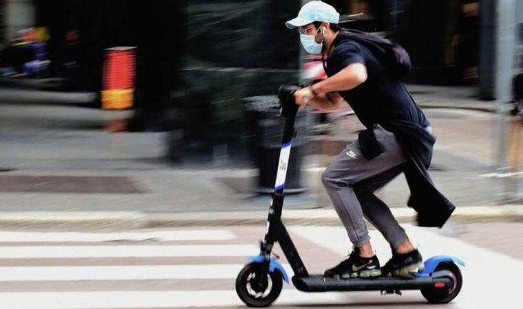 İtalya'da kuralsız elektrikli scooter kullanımı tartışma yaratıyor: 'Elektrikli scooter rodeosu'