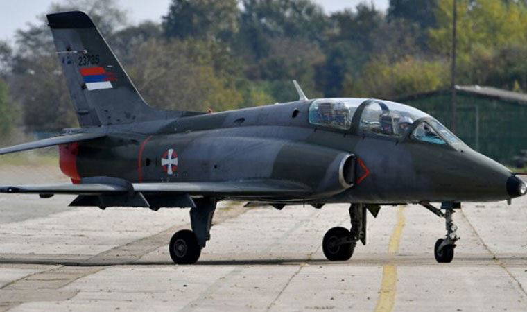 Sırbistan'da askeri uçak düştü