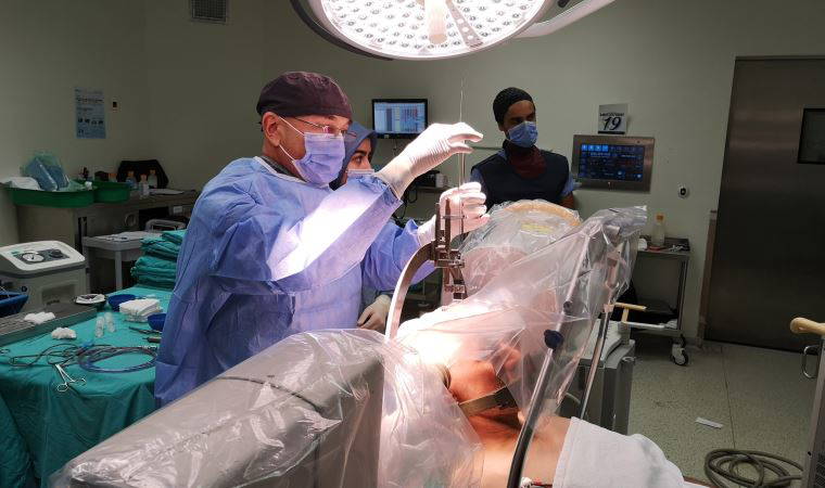 Beyin pili ameliyatında hem şarkı söyledi hem eşiyle görüntülü konuştu