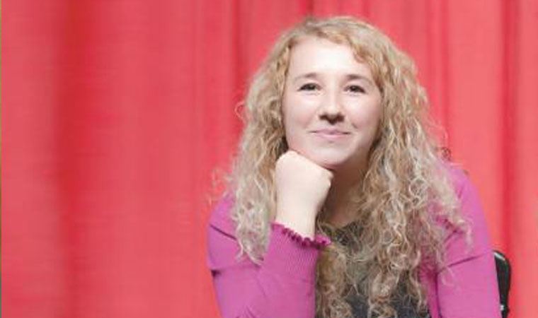 Gazetemizin editörlerinden Öznur Oğraş Çolak “Yılın Sanat ve Kültür Haberciliği Ödülü”nü aldı