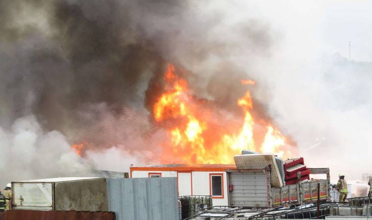 Tuzla'da fabrika deposunda yangın