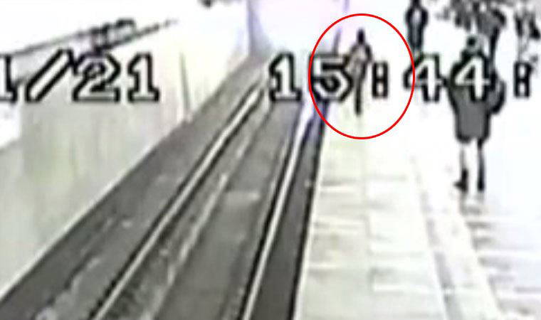 Moskova’da metro raylarına düşen çocuk ölümden kıl payı kurtuldu