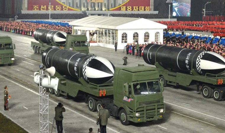 Kuzey Kore askeri geçit töreninde denizaltıdan atılan yeni füzelerini sergiledi