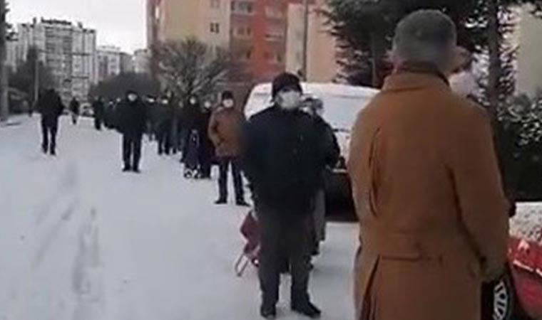Kayseri'de -4 derecede ucuz elma almak için kuyruk oluşturdular
