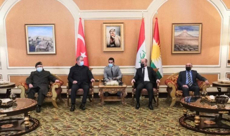 Akar'dan Kürdistan bayrağı önünde fotoğraf: 