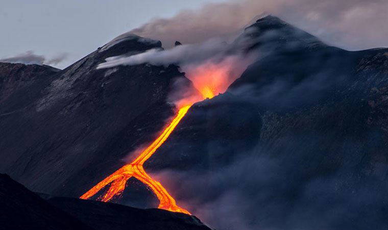 İtalya’da bulunan Etna Yanardağı patladı