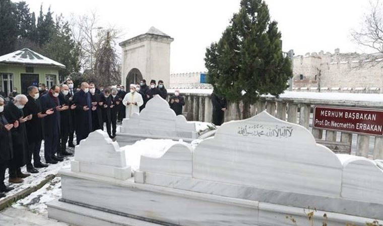 Erdoğan, Erbakan'ın mezarını ziyaret etti