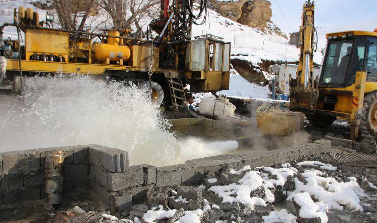 Varto'da saniyede 45 litre akan, 39 derece sıcaklıkta su bulundu