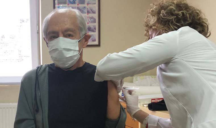 Genco Erkal 'şahsım da' diyerek aşı olduğunu duyurdu