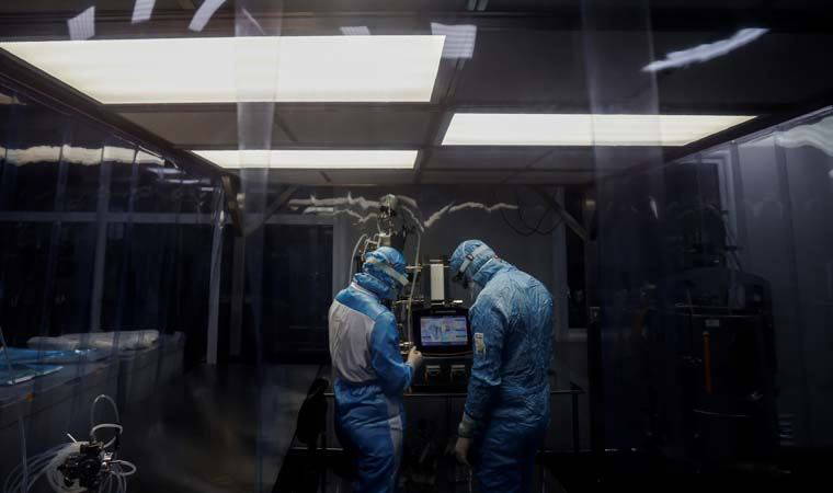 Rus bilim insanları geliştirdi: 'Virüse karşı yüzde 100 koruyan maske filtresi'