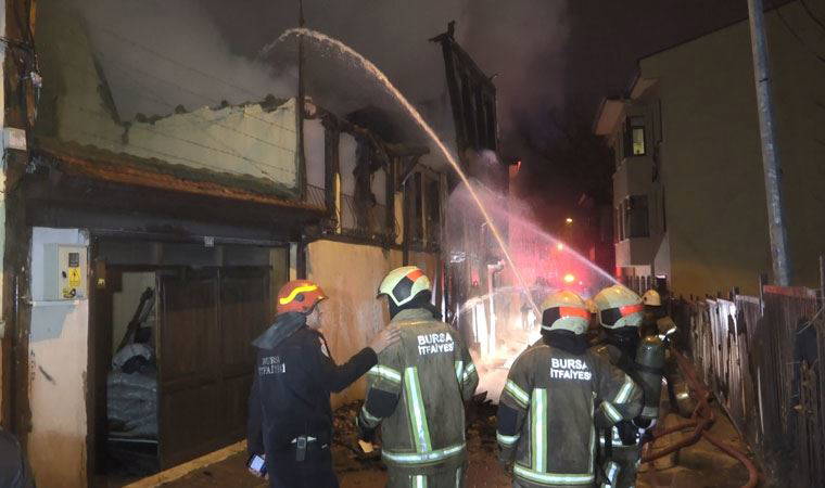 120 yıllık tarihi bina yangında çöktü