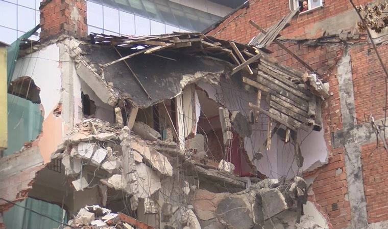 Bağcılar'da yıkım sırasında bitişikteki binanın duvarları da yıkıldı