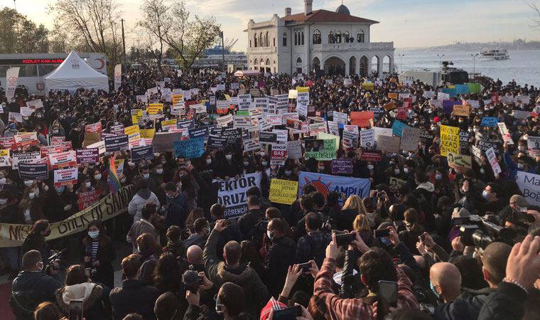 Bulu koltukta, yandaşlar tehditte, öğrenciler hedefte