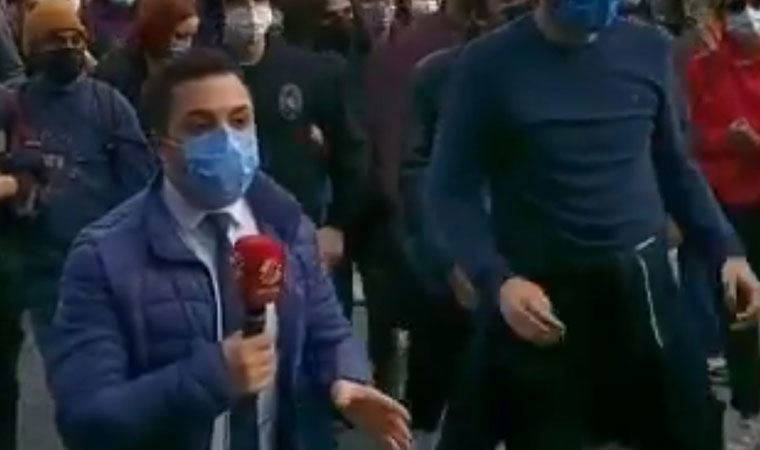 Öğrencilerin sloganları karşısında Beyaz Tv muhabirinin zor anları