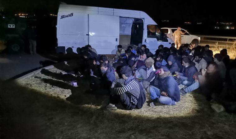 Kovalama sonucu durdurulan minibüsten 60 Afgan göçmen çıktı