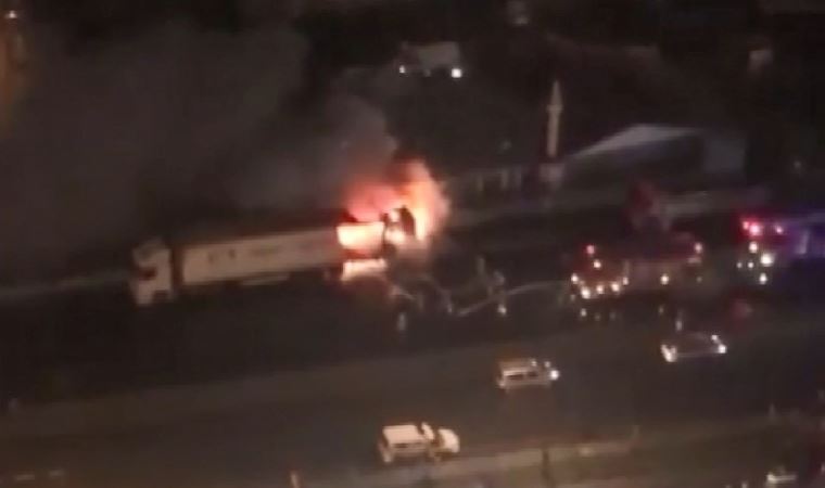 Esenyurt'ta park halindeki 2 TIR alev alev yandı