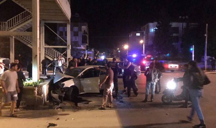 Refüje çarpan otomobildeki 1'i bebek 2 kişi öldü, 4 yaralı