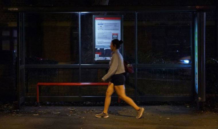 İngiltere'de kadınların güvenli bir şekilde eve gittiğini takip edecek uygulama gündemde