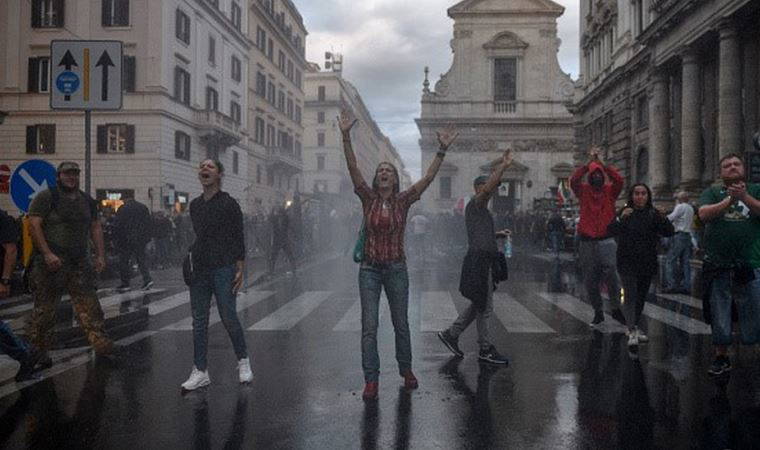 İtalya'da aşı ve Covid belgesi karşıtları işçi sendikası binasına saldırdı