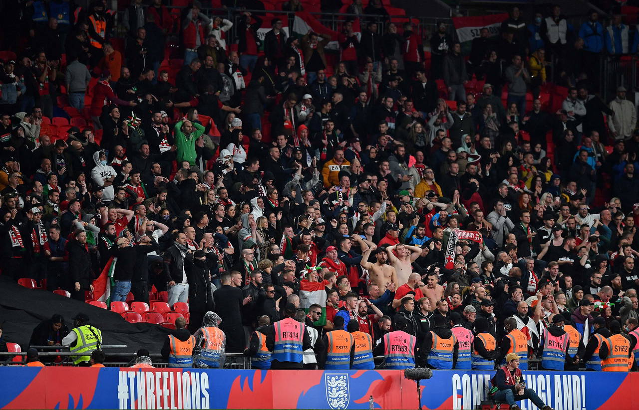 Dünya Kupası Elemeleri'nde İngiltere-Macaristan maçında tribünler birbirine girdi