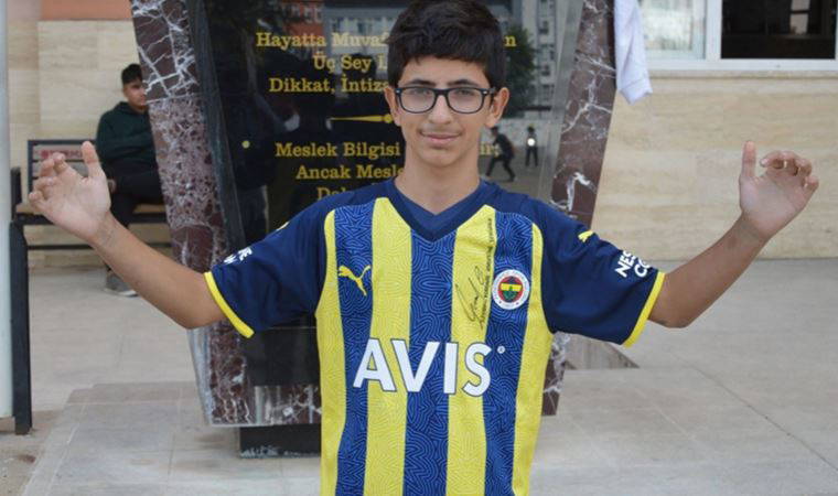Mesut Özil'in imzalı forması yangınzede Devran'ı mutlu etti