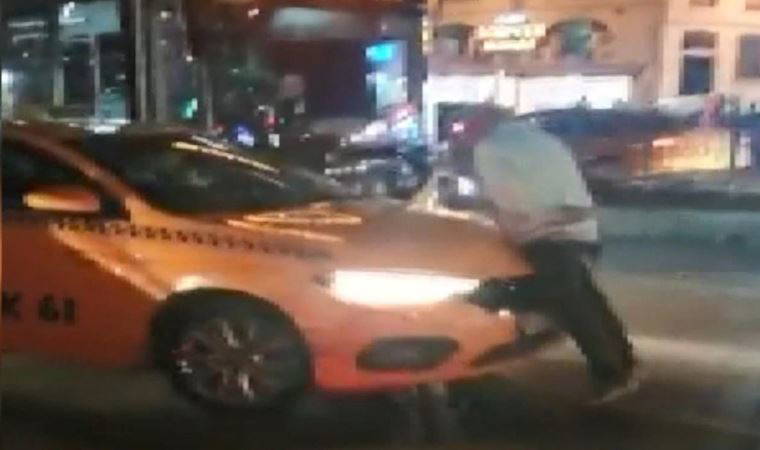 Beyoğlu'nda alınmadığı taksinin üstüne çıkarak tepki gösterdi