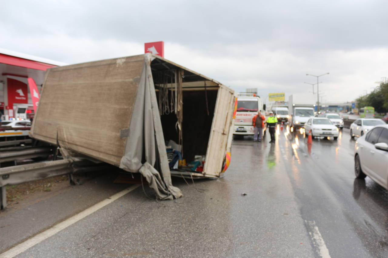 İzmit D-100 karayolunda feci kaza: Trafiğe kapandı