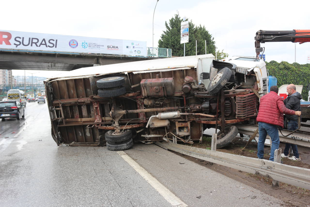 İzmit D-100 karayolunda feci kaza: Trafiğe kapandı
