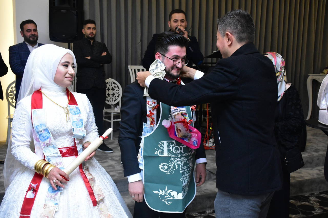 Düğünde takı yerine kangal sucuk taktılar